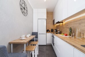 Fridge, microwave, oven, stovetop