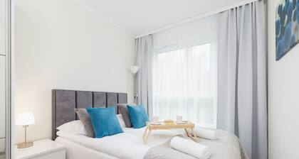 Geräumige Wohnung | Parkplatz, Klimaanlage, Balkon