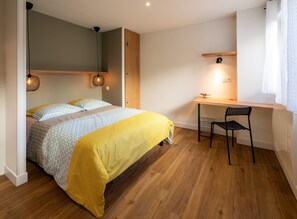 1 bedroom, desk, iron/ironing board, free WiFi - A little bit of greenery and calm in the middle of the city! The 1st. (La Roche-sur-Yon)