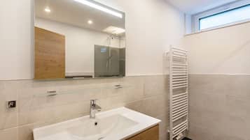 Douche, sèche-cheveux, serviettes fournies