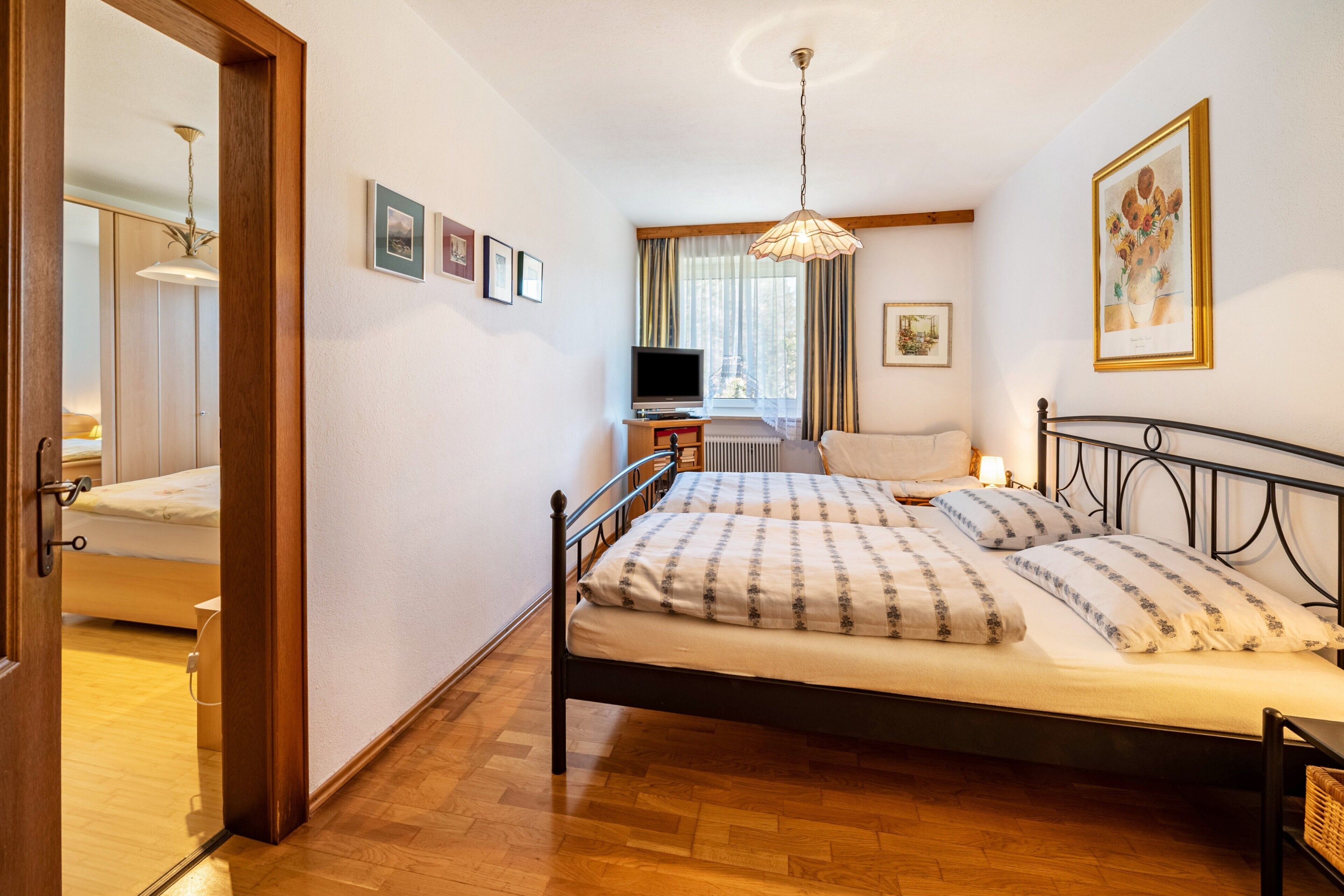 3 slaapkamers, een strijkplank/strijkijzer, gratis wifi, beddengoed