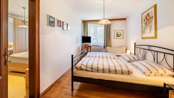 3 bedrooms, iron/ironing board, free WiFi, bed sheets