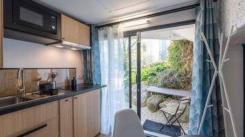 Geladeira, micro-ondas, cooktop, cafeteira/chaleira