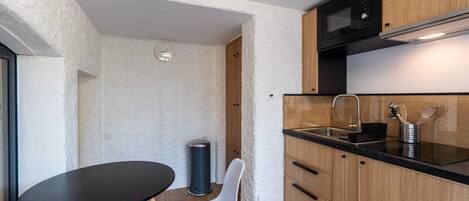 Frigorífico, microondas, placa de cocina y cafetera o tetera