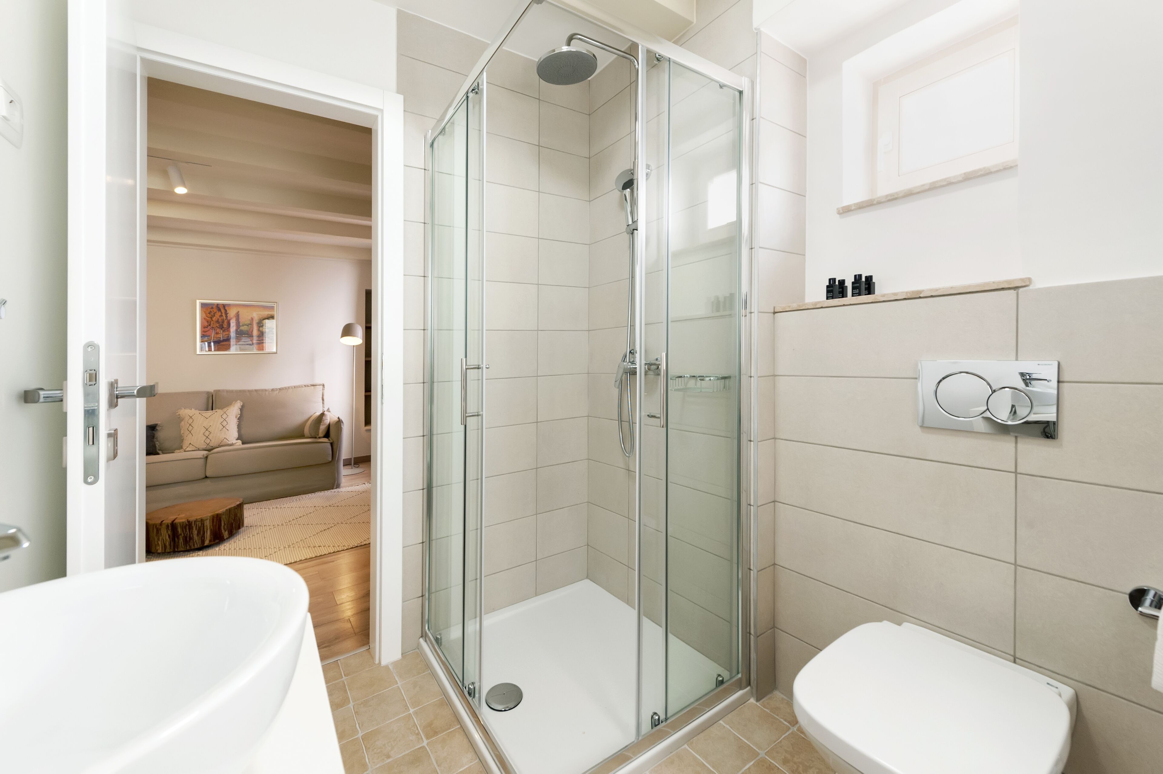 Une salle de bain moderne avec une douche à parois de verre, une baignoire et des toilettes.