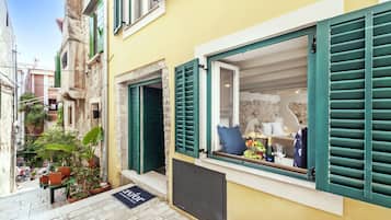City Studio | 1 bedroom, in-room safe, iron/ironing board, free WiFi