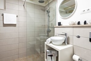 Studio Ville | Salle de bain | Douche, séchoir à cheveux, serviettes fournies, savon