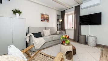 Kaupunkihuoneisto, 1 makuuhuone, parveke | Oleskelualue | 124–senttinen taulutelevisio, jossa kaapelikanavat