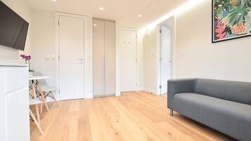 One Bedroom Apartment | Oppholdsområde | En 32-tommers TV med Parabol-TV