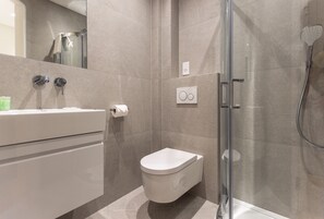 Budget Double Room | Baño | Regadera, regadera tipo lluvia, amenidades de baño gratuitas 