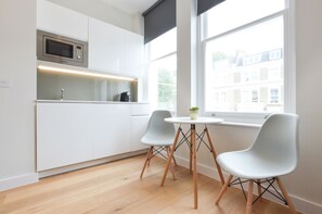 Standaard studio suite | Privékeuken | Een minikoelkast, een microgolfoven, een kookplaat, een espressoapparaat