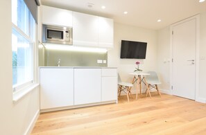 One Bedroom Apartment | Yksityinen keittiö | Minijääkaappi, mikroaaltouuni, liesi, espressokone