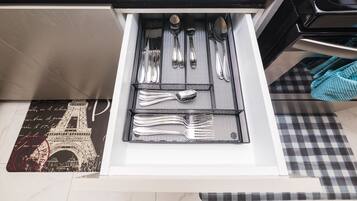 Un cajón de cocina con utensilios ordenados.