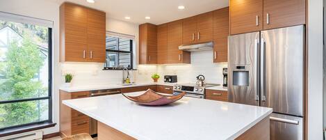 冷蔵庫、電子レンジ、オーブン、コンロ