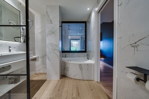 In-room safe, desk, laptop workspace, blackout drapes - Hotel Brisamar Suites (El Vendrell)