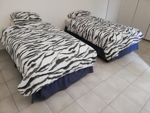 1 bedroom, free WiFi, bed sheets - Charnom Luxurious accommodation with cctv and electric fence (Germiston)