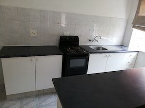 Microwave, oven, dishwasher, toaster - Charnom Luxurious accommodation with cctv and electric fence (Germiston)