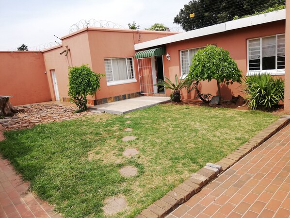Exterior - Charnom Luxurious accommodation with cctv and electric fence (Germiston)