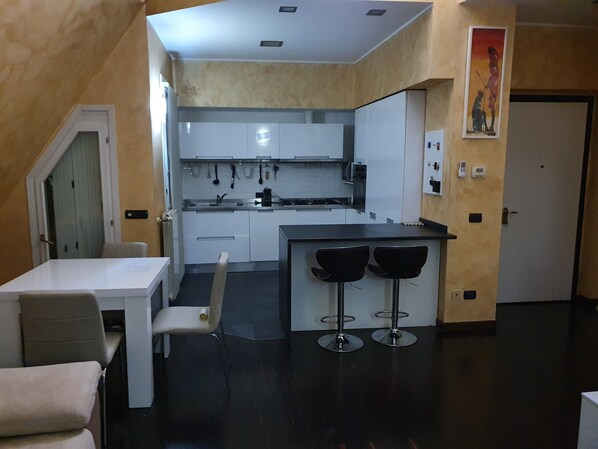 Frigorifero, microonde, forno, piano cottura