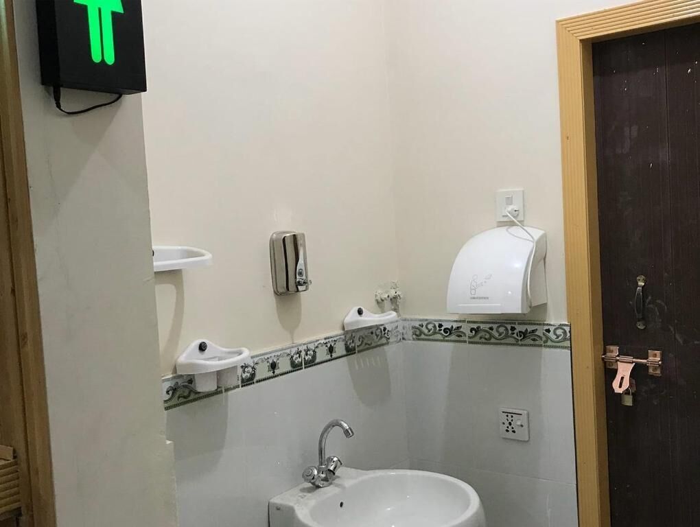 Ducha, artículos de tocador gratuitos, pantuflas, toallas