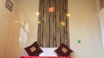 Blendingsgardiner, strykejern/-brett, wi-fi (inkludert) og sengetøy