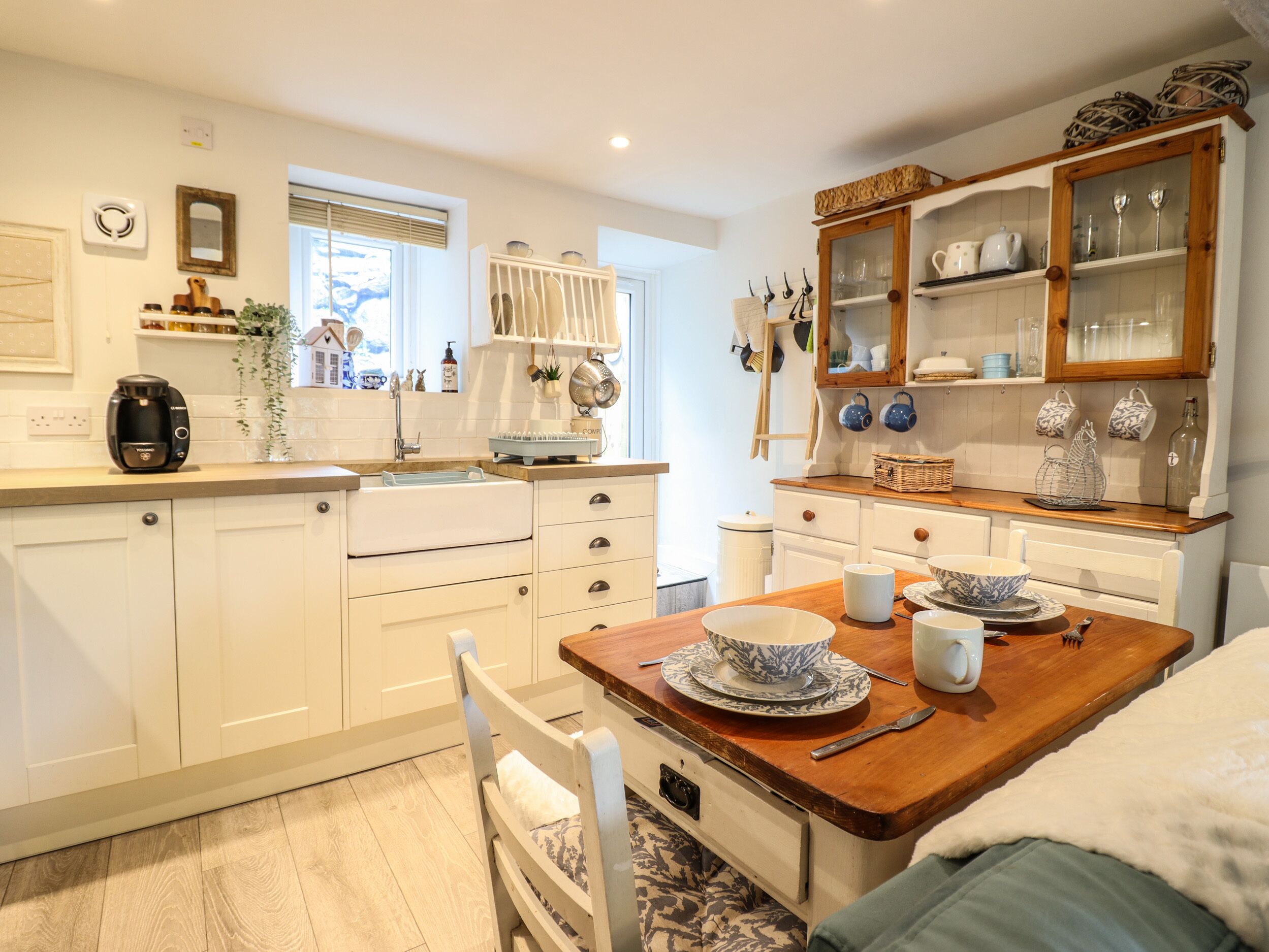 Cottage | Private kitchen | Fridge, electric kettle, cookware/dishes/utensils