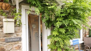 A stone building with a door labeled "CARTREFLE". - Cartrefle (Bala)