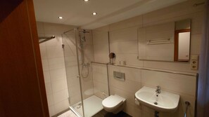 Dusche, Haartrockner, Handtücher, Toilettenpapier