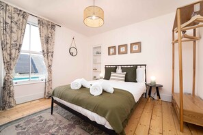 4 bedrooms, desk, iron/ironing board, WiFi