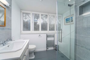 Badewanne, Haartrockner, Handtücher