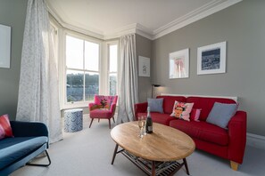 TV, peis, DVD-spiller og bøker