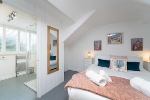 5 bedrooms, iron/ironing board, WiFi, bed sheets