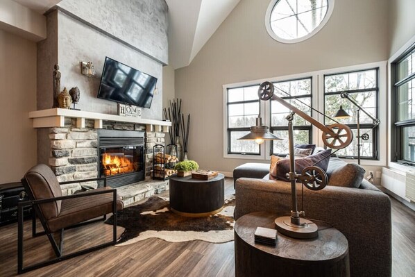 Een smart-tv, een open haard en een stereo