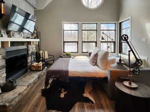 2 slaapkamers, een bureau, een strijkplank/strijkijzer, reisbedje