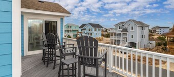 Latitude Adjustment: Private Pool, Walk to Beach, Comm. Amenities
