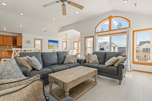 Latitude Adjustment: Private Pool, Walk to Beach, Comm. Amenities