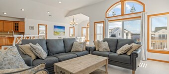 Latitude Adjustment: Private Pool, Walk to Beach, Comm. Amenities