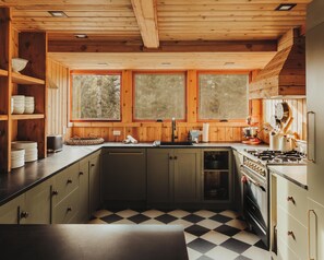 Frigorifero, microonde, piano cottura, lavastoviglie