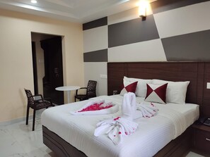 Standard Room (AC) | Iron/ironing board, free WiFi, bed sheets - John Towers (Surat)
