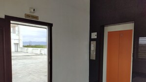 Una terraza abierta con un cartel que indica que es accesible.