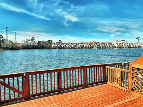 LAKEFRONT HOME NEAR DOWNTOWN CHARLESTON|4 BEDROOMS