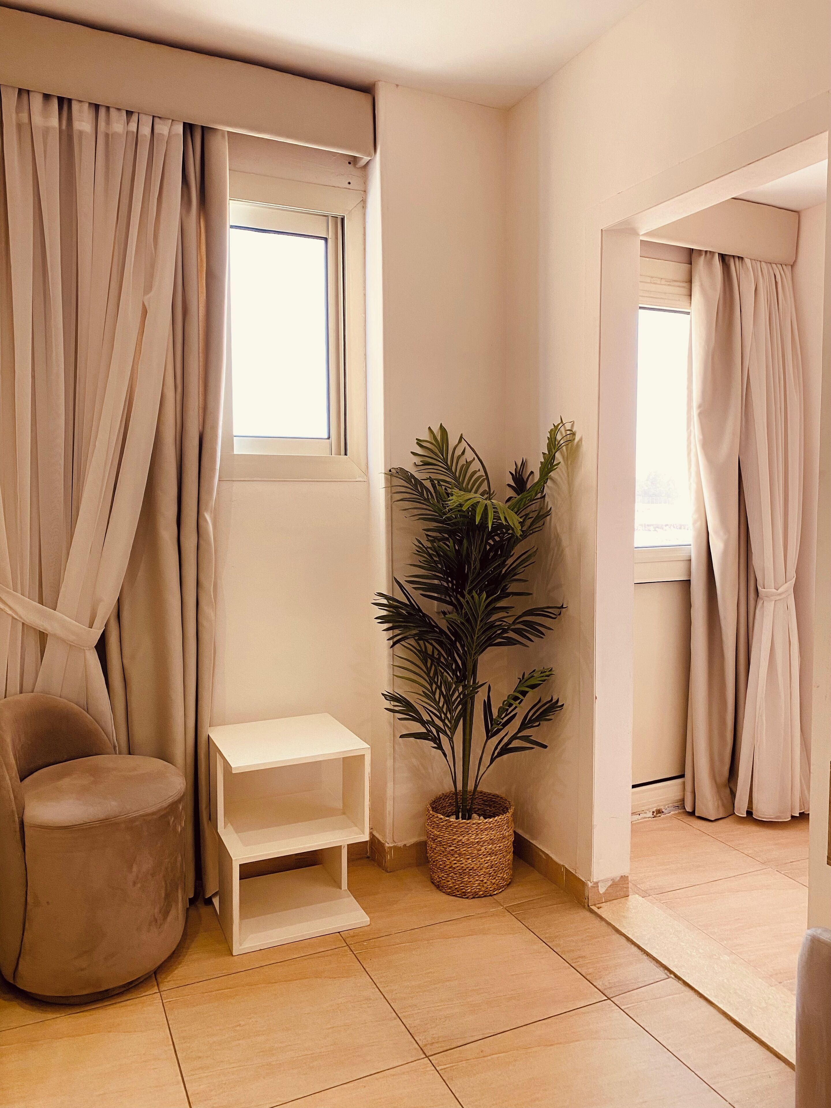 Habitación doble Deluxe | Área de sala de estar | Televisión de pantalla plana de 32 pulgadas con canales vía satélite 