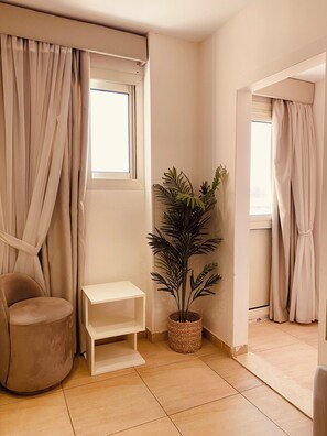 华丽双人房 | 起居区 | 32-英寸纯平电视（配备卫星频道）