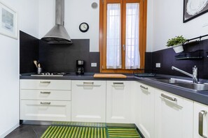 Micro-ondes, four, plaque de cuisson, lave-vaisselle