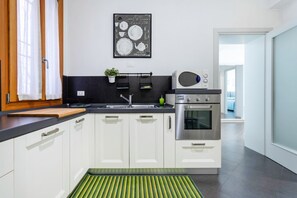 Microonde, forno, piano cottura, lavastoviglie
