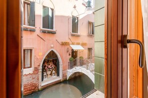 Interior - GuestHost - Apartment located on the first floor of a building WITHOUT a lift.In 100 square meters of space it comfortably accommodates 6 people.Two double bedrooms and a sofa bed in the living room.Paid parking at Piazzale Roma or Tronchetto Parking.Loc (Venezia)