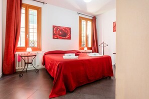 2 bedrooms, iron/ironing board, WiFi, bed sheets - GuestHost - Apartment located on the first floor of a building WITHOUT a lift.In 100 square meters of space it comfortably accommodates 6 people.Two double bedrooms and a sofa bed in the living room.Paid parking at Piazzale Roma or Tronchetto Parking.Loc (Venezia)