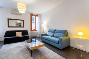 TV - GuestHost - Apartment located on the first floor of a building WITHOUT a lift.In 100 square meters of space it comfortably accommodates 6 people.Two double bedrooms and a sofa bed in the living room.Paid parking at Piazzale Roma or Tronchetto Parking.Loc (Venezia)