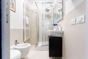 Shower, bidet - GuestHost - Apartment located on the first floor of a building WITHOUT a lift.In 100 square meters of space it comfortably accommodates 6 people.Two double bedrooms and a sofa bed in the living room.Paid parking at Piazzale Roma or Tronchetto Parking.Loc (Venezia)