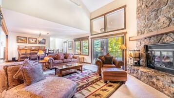 Televisión, chimenea y oficina